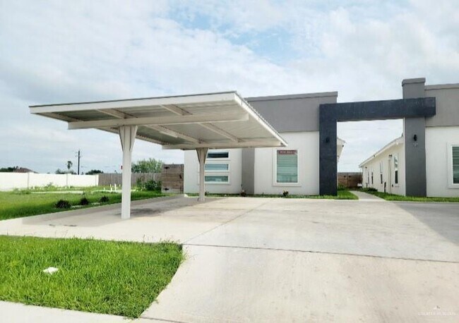 Building Photo - 13 Campeche Dr