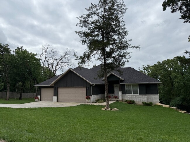 Photo - Gorgeous 4Bedroom House, on spacious 2 acres