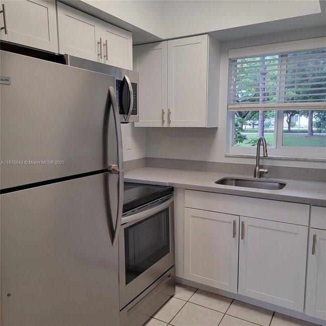 Building Photo - 2616 NE 14th Ave Unit 2