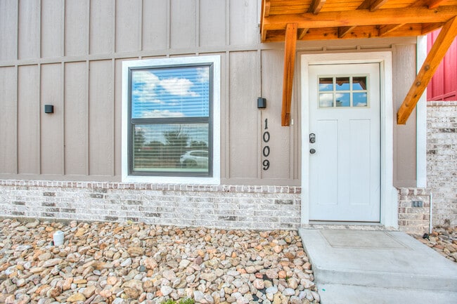 Photo - 1009 Holiday Dr