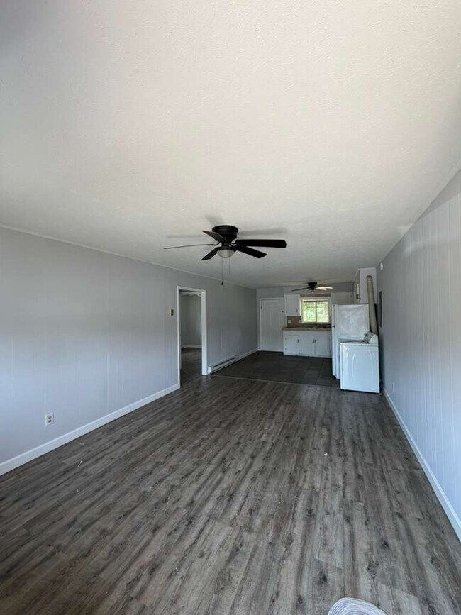 Photo - 831 Bay St