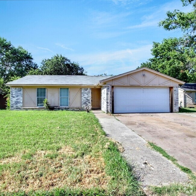 Building Photo - 3901 Royal Crest Dr Rental