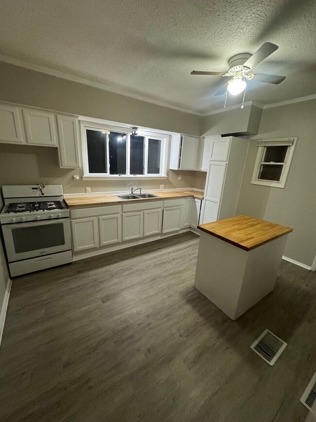 Building Photo - 3 bed 1 bath house for rent - akron