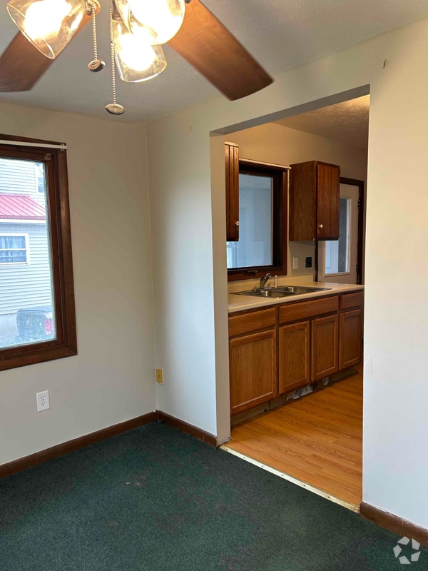 Building Photo - 515 Utica St Rental