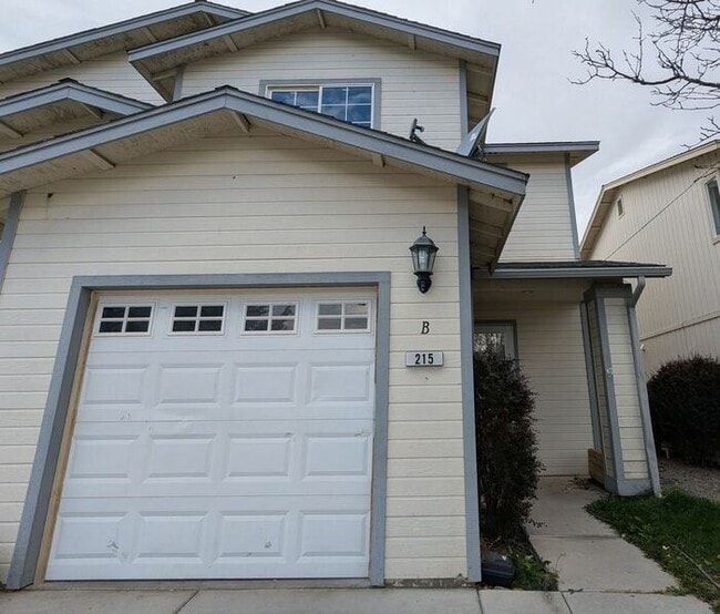 Building Photo - Updated 3-Bedroom Townhome in Dayton – Mov...