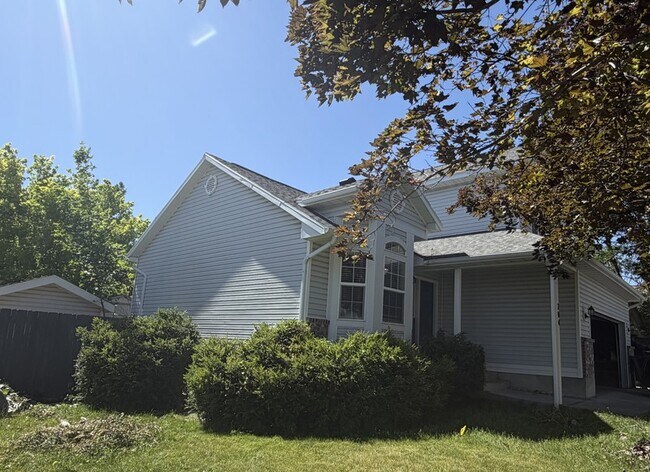 Photo - 704 Country Club Dr