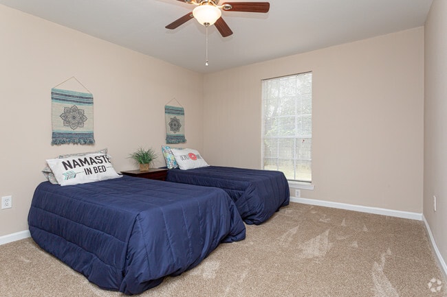2 BR, 1 BA - 915 SF