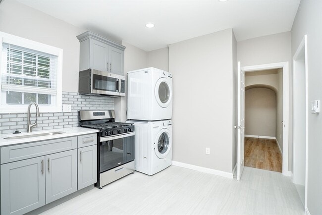 Building Photo - 15-17 Saunders St Unit 17