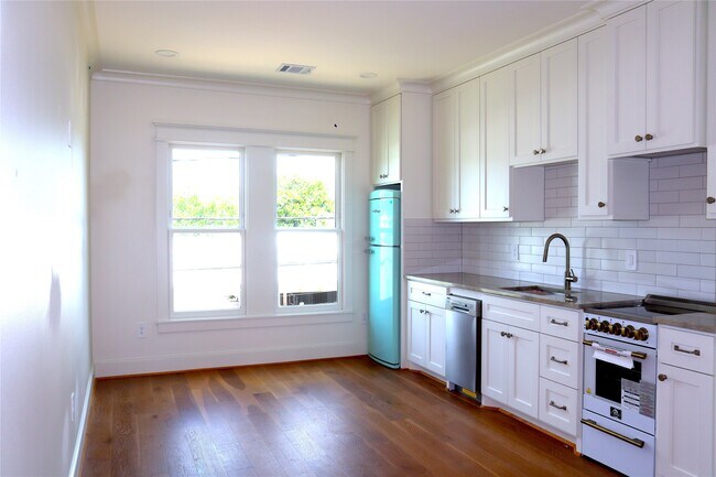 Photo - 1836 Cortlandt St
