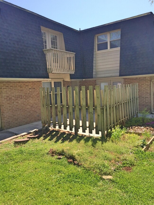 Building Photo - 9004 Creekside Ln NW Unit C