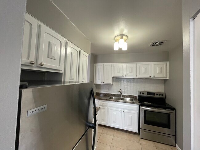 Photo - 5920 N Kenmore Ave Unidad 203