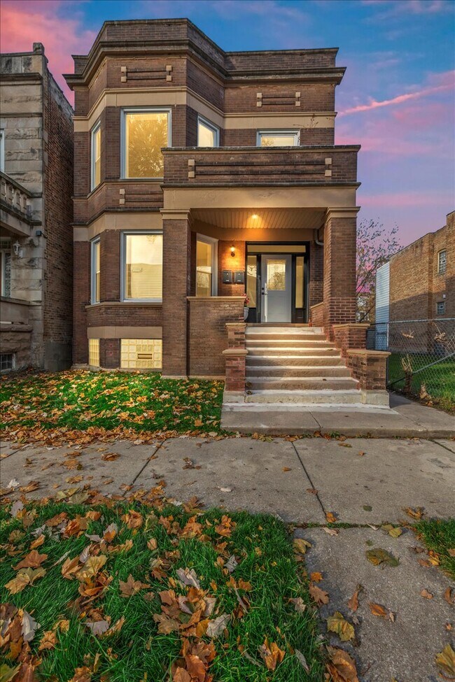 Building Photo - 6128 S Rhodes Ave Unit #1