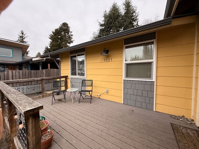 Photo - 3bdrm/2 bath house with a yard, laundry, and parking in Happy Valley!
