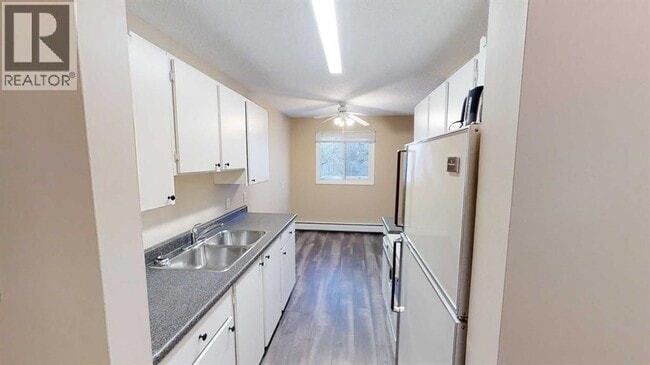 Photo - 10028-10105 105 Ave