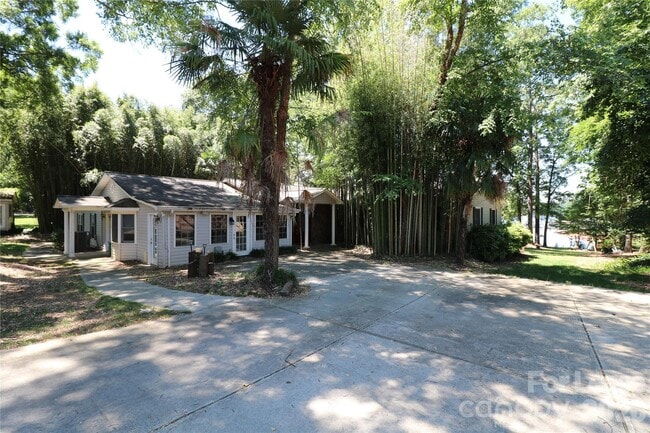 Building Photo - 4589 Giles Ave