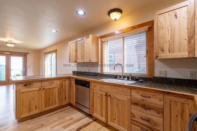 Photo - Looking for Air Conditioning? - 4 Bed 2.5 Bath upgraded townhome