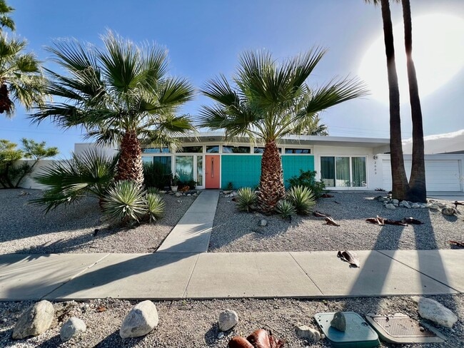 Building Photo - AVAILABLE NOW! 3 Bedroom 2 Bathroom POOL HOME in Palm Springs !