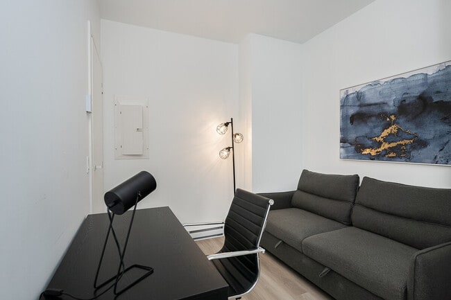 Building Photo - 1055 Rue de la Montagne