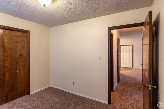 2BR, 1BA - 842SF