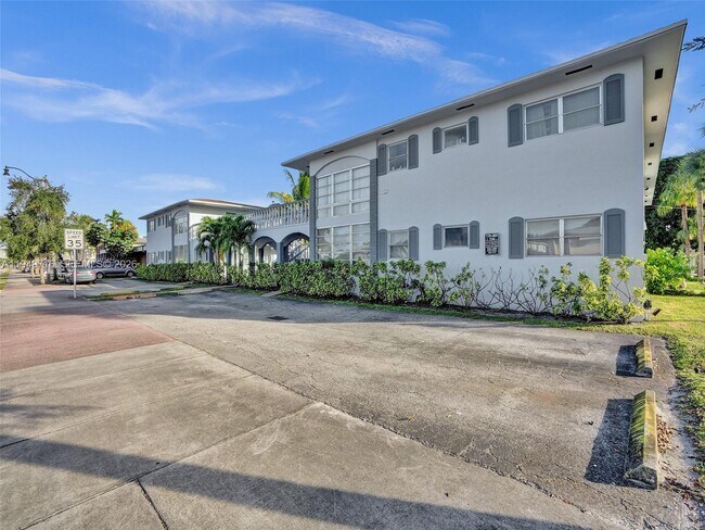 Building Photo - 5112 Hollywood Blvd Unit 7