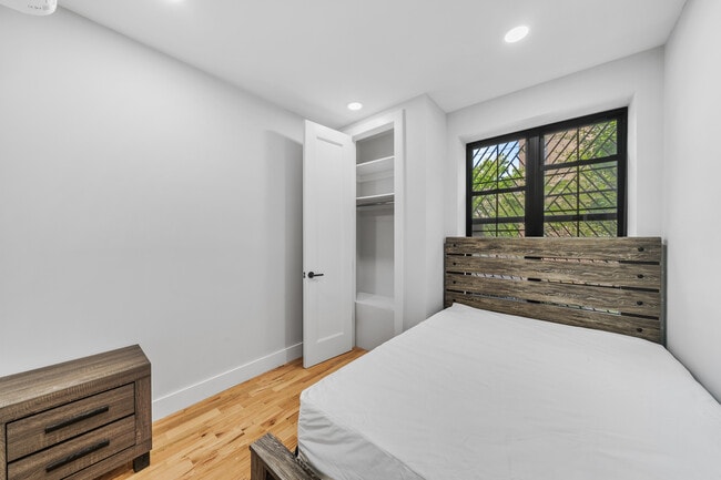 Photo - 558 E 191st St