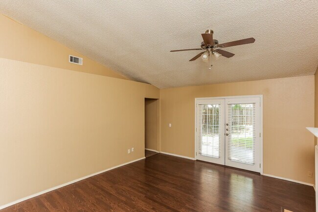 Photo - 1526 Chapman St