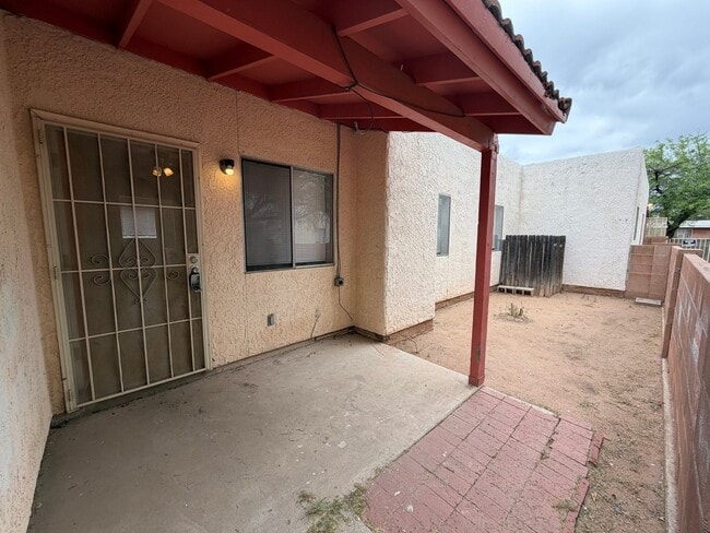Photo - 2327 N Dodge Blvd