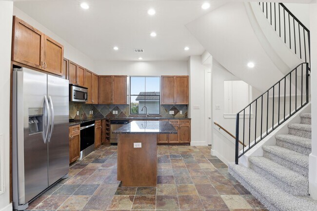 Photo - 2028 Tuam St