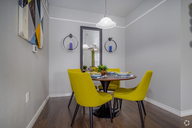 1BR, 1BA - 781SF - Dining Room