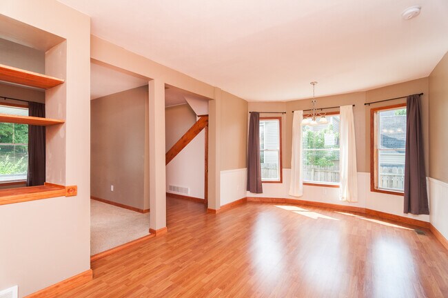 Photo - 735 Emerald Ave NE