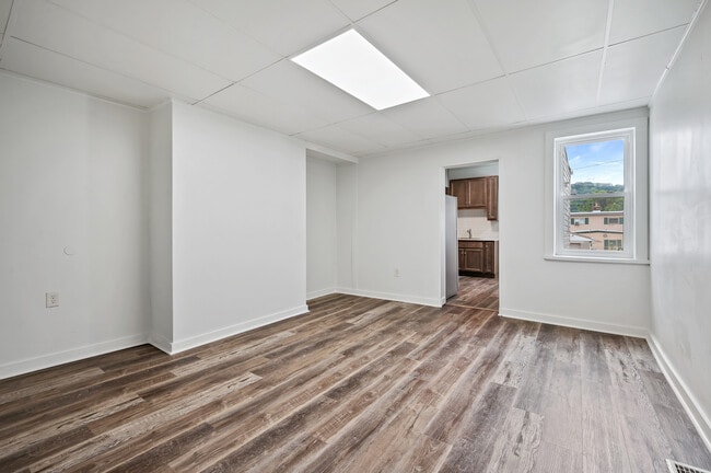 Photo - 5158 Gloster St