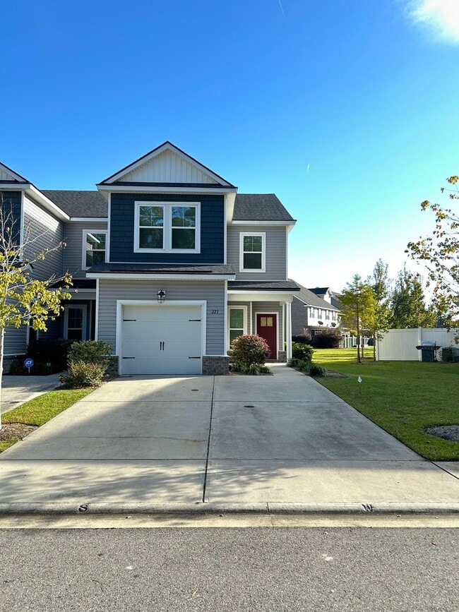 Building Photo - Spacious End Unit in Prime Location!