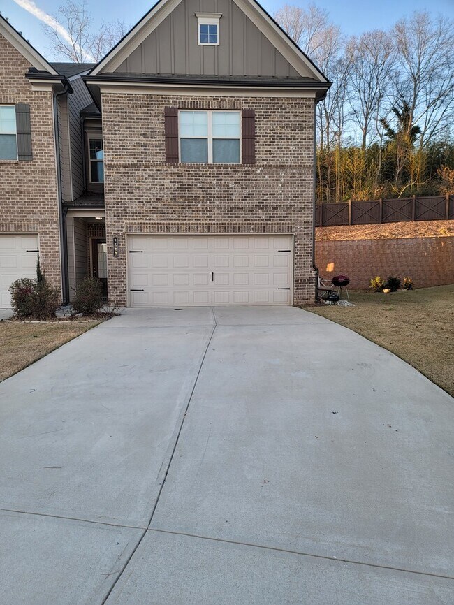 Building Photo - 3 bedroom townhouse with 2 car garage