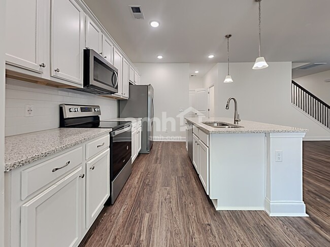 Photo - 606 W Lionel Rd