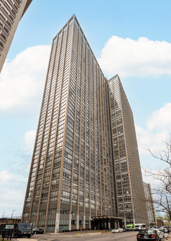 Building Photo - 655 W Irving Park Rd Rental
