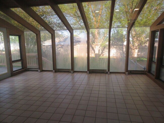 Photo - Huge Tri-Level Duplex