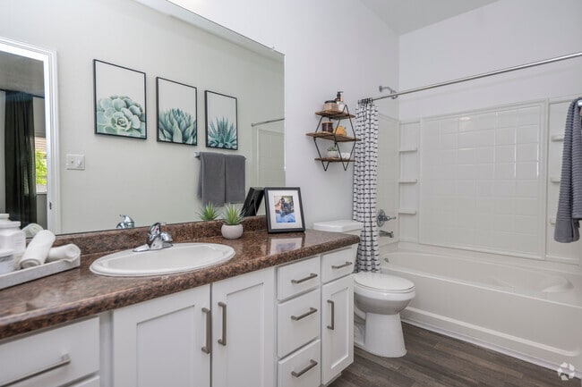 2BR, 2BA - 1,067SF - Primary Bathroom