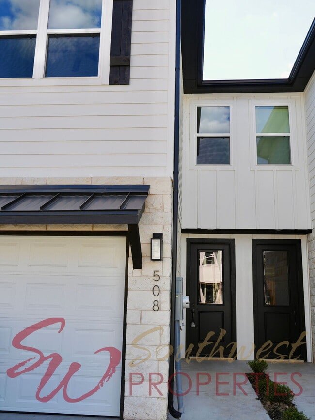 Building Photo - Upgrade your living experience across from campus in this fully furnished 3 bedroom 2.5 bath!