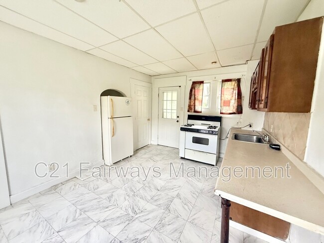 Photo - 877 Vankirk St