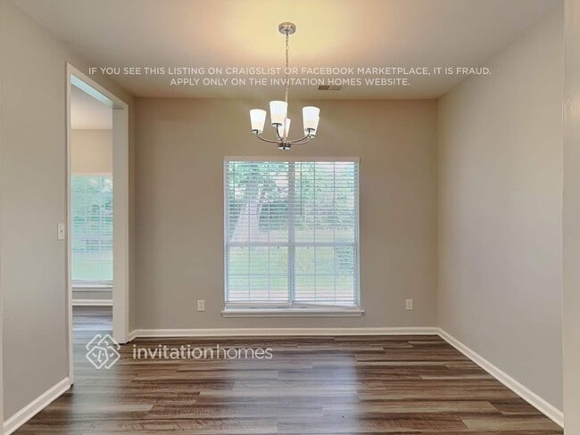 Photo - 594 Viking Pl SW