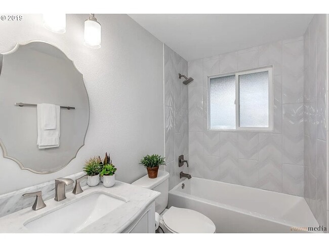 Photo - 1098 NE Kathryn St