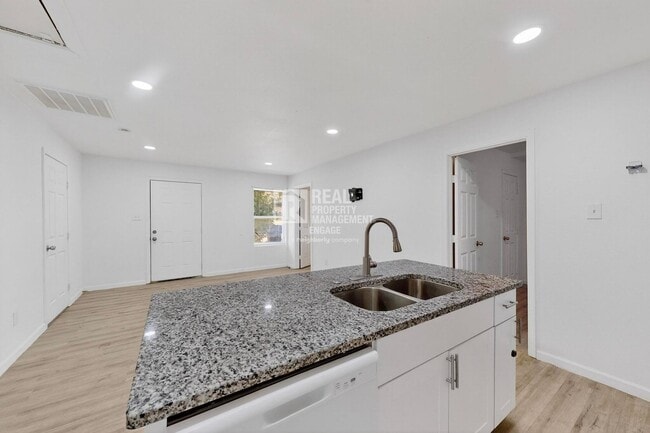 Photo - 631 W Baker St