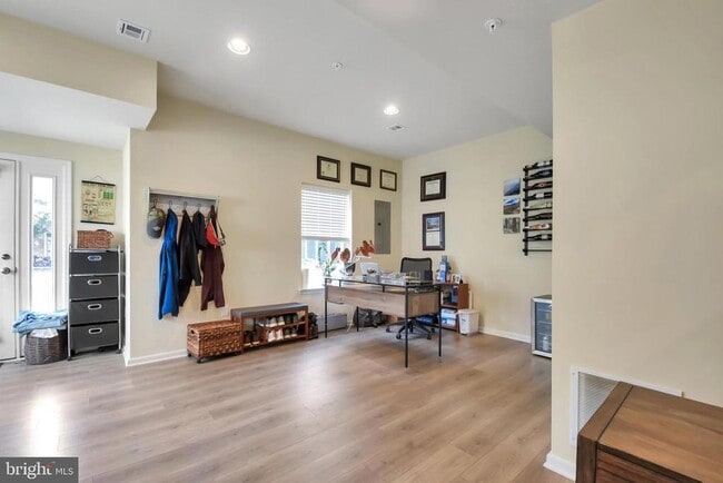 Building Photo - 121 High Pointe Dr