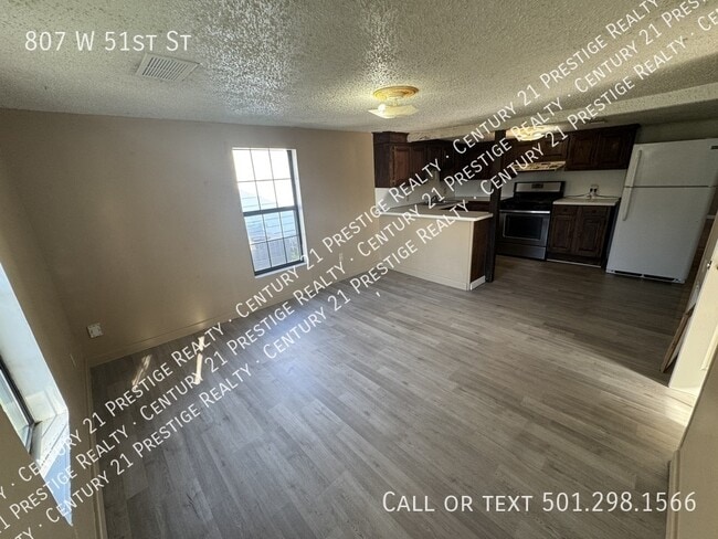 Photo - 807 W 51st St