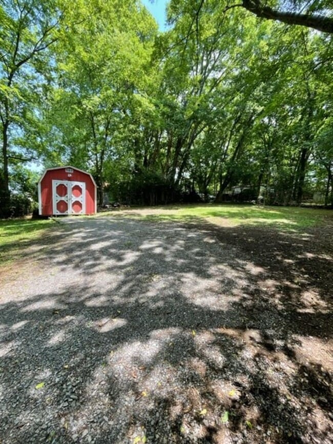 Photo - 2 bedroom, 1 bath home Short term or Long term lease options - Call Debra Johnson 865-591-8281