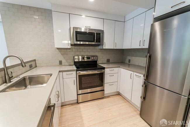 Building Photo - 325 Clipper St