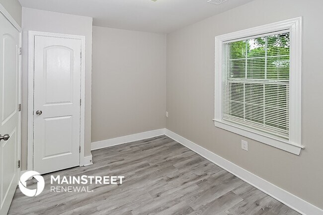 Photo - 563 Sandridge St