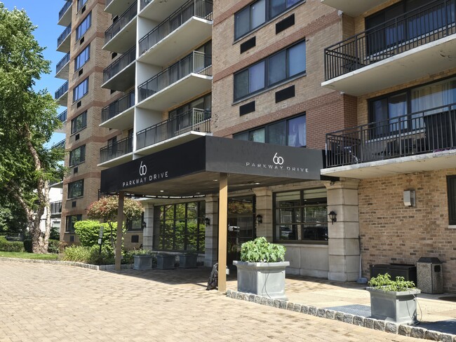 Building Photo - 60 Parkway Dr E Unit 8F
