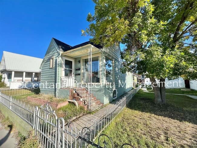 Building Photo - 616 E. Fourth Unit House