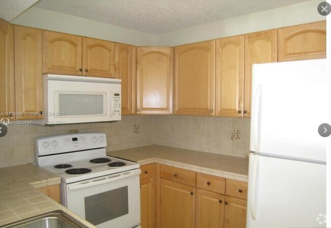 Building Photo - 250 Palm Cir W Unit 201 Rental